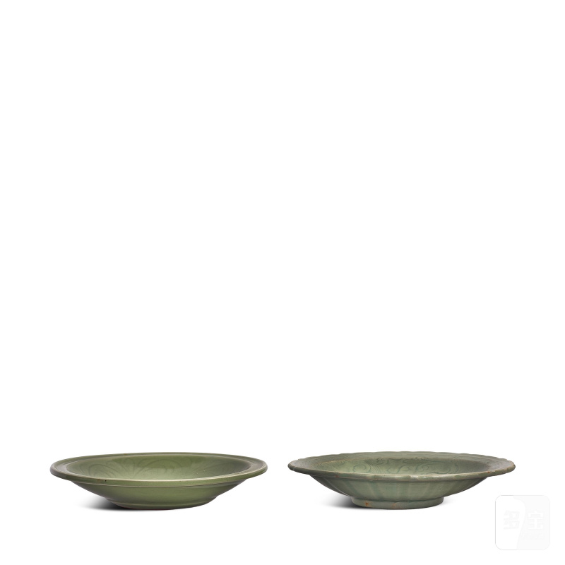 明 龍泉窰青釉花卉紋盤兩件 | TWO LONGQUAN CELADON DISHES - 图2